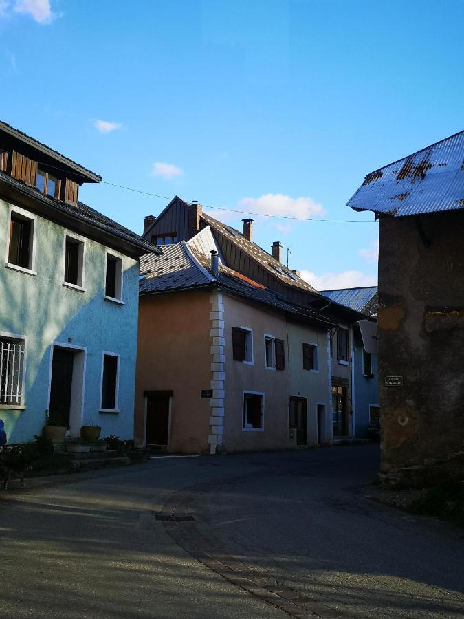 Joli T2 Dans Une Maison De Village Chateauroux-les-Alpes Eksteriør billede